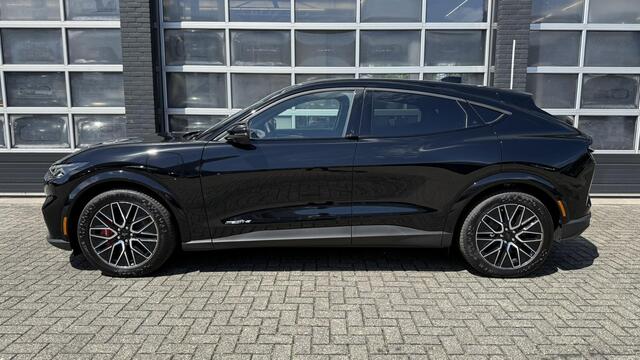 Ford MUSTANG Mach-E Extended Premium RWD 88 kWh | Panoramadak (vast) | Parkeercamera | Stoelverwarming | Dodehoeksensor | Navigatie | Adaptive Cruise Control | Carplay & Android Auto