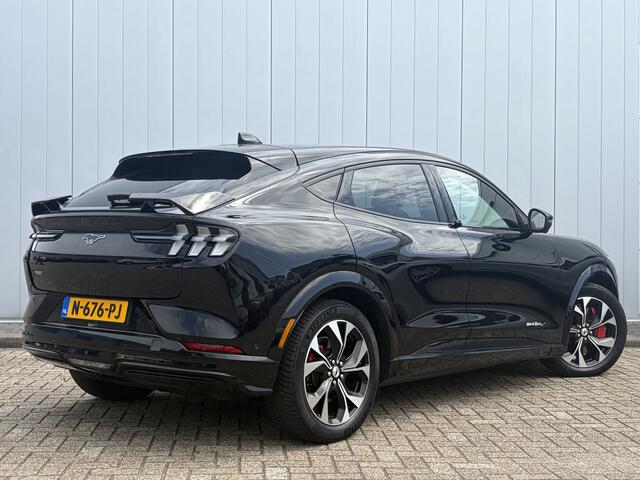 Ford MUSTANG Mach-E Extended AWD 98 kWh Trekhaak Pano NL Auto Leer 360cam Let op het gaat hier om een consignatie auto, graag van te voren bellen voor een proefrit