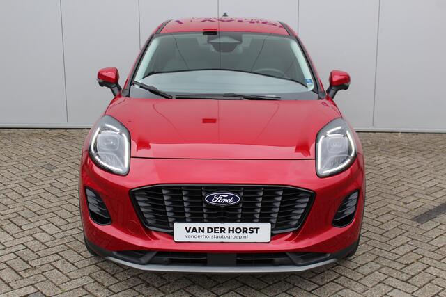 Ford PUMA 1.0 125 pk EcoBoost Hybrid Titanium. Nieuw Model ! Erg fijn rijdende comfortabele hoogzitter ! Slechts 5.750km ! Fab.Gar. t/m 31-01-2029 ! Stoel-, stuur- en voorraamverwarming, Side- en laneassist, Camera rondom, Metallic lak, Navigatie, Telefoonvoorb. et