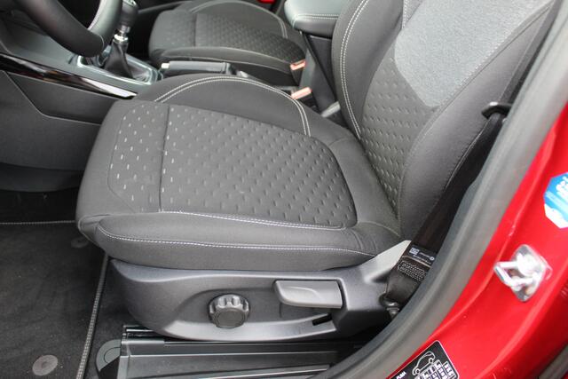 Ford PUMA 1.0 125 pk EcoBoost Hybrid Titanium. Nieuw Model ! Erg fijn rijdende comfortabele hoogzitter ! Slechts 5.750km ! Fab.Gar. t/m 31-01-2029 ! Stoel-, stuur- en voorraamverwarming, Side- en laneassist, Camera rondom, Metallic lak, Navigatie, Telefoonvoorb. et