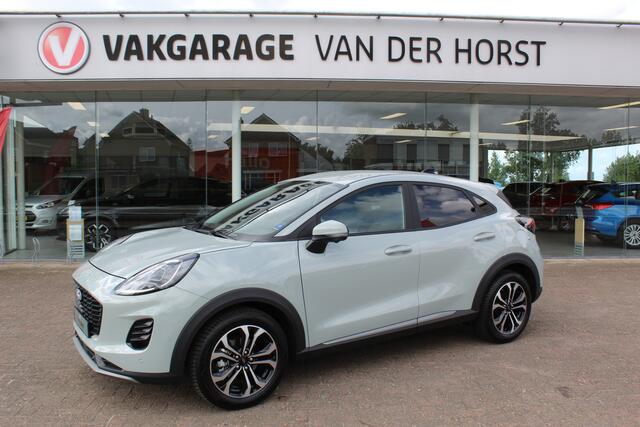 Ford PUMA 1.0-125pk EcoBoost Mild-Hybrid Titanium. Nieuw Model ! Van ¤. 35.920,- voor ¤. 29.950,- Slechts 3.150km ! Fabrieksgarantie t/m 30-01-2029 ! Lane- en side assist, Camera, Navigatie, Telefoonvoorb., Stoel-, stuur- en voorraamverwarming, LED verlichting etc.