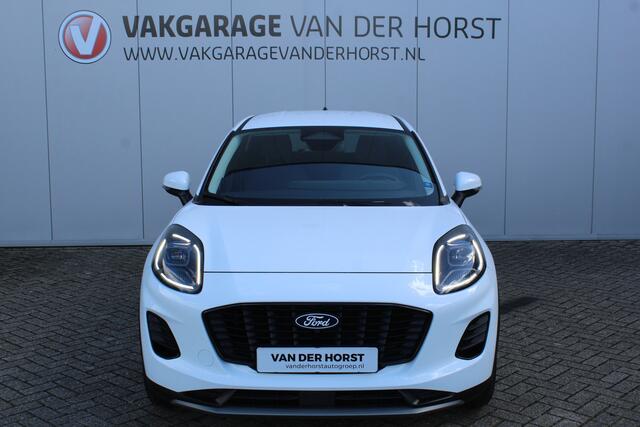 Ford PUMA 1.0-125pk EcoBoost Mild-Hybrid Titanium. Fabr. garantie t/m 24-03-2029 ! Eén van de fijnst rijdende auto in z'n klasse ! Autm. airco, stoel-, stuur- en voorraamverw., cruise control, LED verl., navigatie, telefoonvoorb., DAB radio, Apple carplay/Android a