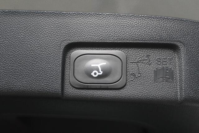 Ford PUMA 1.0-125pk EcoBoost Mild-Hybrid ST-Line, two-tone. Alwéér een prachtige hoogzitter met slechts 9.400km ! Autm. airco, camera 360gr., LM wln, side- en lane assist, adaptieve cruise cntrl, navigatie, telefoonvoorb., stoel-, stuur-- en voorraamverw. etc.