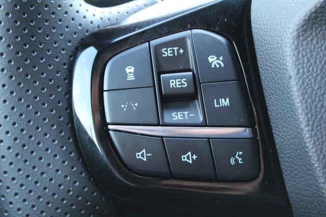 Ford PUMA 1.0-125pk EcoBoost Mild-Hybrid ST-Line. Mooie luxe hoogzitter ! Slechts 9.950km ! Autm. airco, adapt. cruise control, stoel-, stuur- en voorraamverw., navigatie, telefoonvoorb., LM wielen, elektr. achterklep, LED verl., camera, pdc v+a etc.