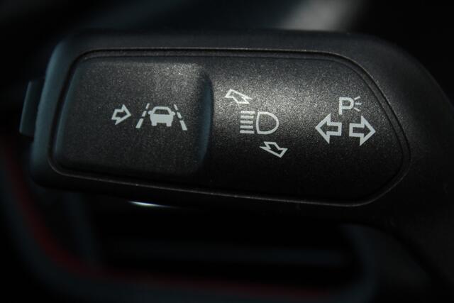 Ford PUMA 1.0-125pk EcoBoost Mild-Hybrid ST-Line X. Weinig km's, net ingereden ! Heerlijk luxe hoogzitter ! Autm. airco, stoel-, stuur- en voorraamverwarming, camera, adaptieve cruise control, side- en laneassist, LED verlichting, digitaal dashboard etc.