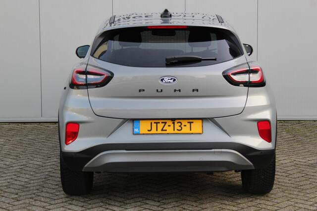 Ford PUMA 1.0-125pk EcoBoost Mild-Hybrid Titanium. Fabrieksgarantie t/m 23-03-2029 ! Werkelijk in nieuwstaat maar wel ruim ¤. 6.000,- beneden de nieuwprijs ! Autm. airco, stoel-, stuur- en voorraamverw., adapt. cruise cntrl, side- en lane assist, navigatie, telefoo