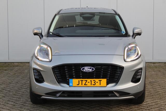 Ford PUMA 1.0-125pk EcoBoost Mild-Hybrid Titanium. Fabrieksgarantie t/m 23-03-2029 ! Werkelijk in nieuwstaat maar wel ruim ¤. 6.000,- beneden de nieuwprijs ! Autm. airco, stoel-, stuur- en voorraamverw., adapt. cruise cntrl, side- en lane assist, navigatie, telefoo