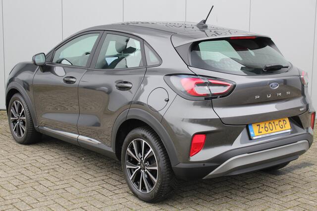 Ford PUMA 1.0-125pk EcoBoost Mild-Hybrid Titanium. Fabrieksgarantie t/m 21-05-2027 ! Slechts 14.800km ! Volautm. airco, pdc achter, all season banden, stoel-, stuur- en voorraamverw., navigatie, telefoonvoorb., elektr. achterklep, cruise cntrl, keyless entry&go etc