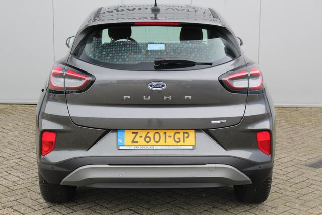 Ford PUMA 1.0-125pk EcoBoost Mild-Hybrid Titanium. Fabrieksgarantie t/m 21-05-2027 ! Slechts 14.800km ! Volautm. airco, pdc achter, all season banden, stoel-, stuur- en voorraamverw., navigatie, telefoonvoorb., elektr. achterklep, cruise cntrl, keyless entry&go etc