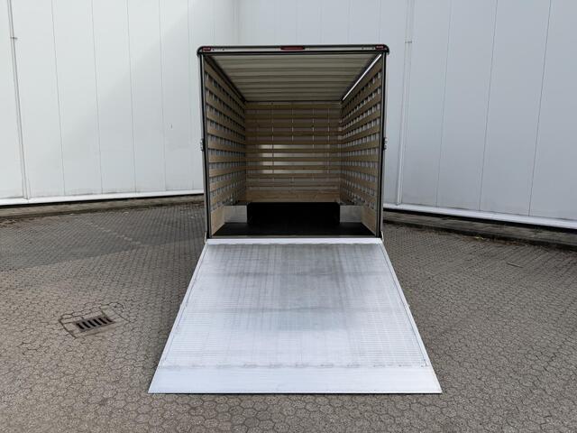 Ford TRANSIT 350 2.0 TDCI L4H1 Trend Skeletal | Uit voorraad leverbaar | Karhof Gesloten bak + Overloopklep Kenteken 2024 | Bluetooth | Cruise Control | Voorruitverwarming | Laadvermogen 1200KG + |