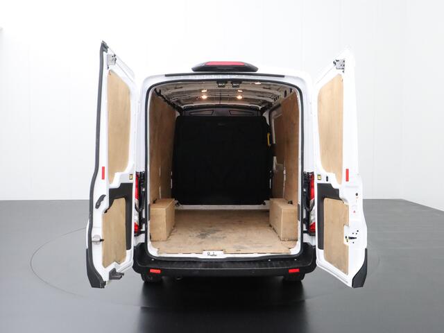 Ford TRANSIT 2.0TDCi 130PK L2H2 | Airco | Camera | 3-Persoons | Betimmering