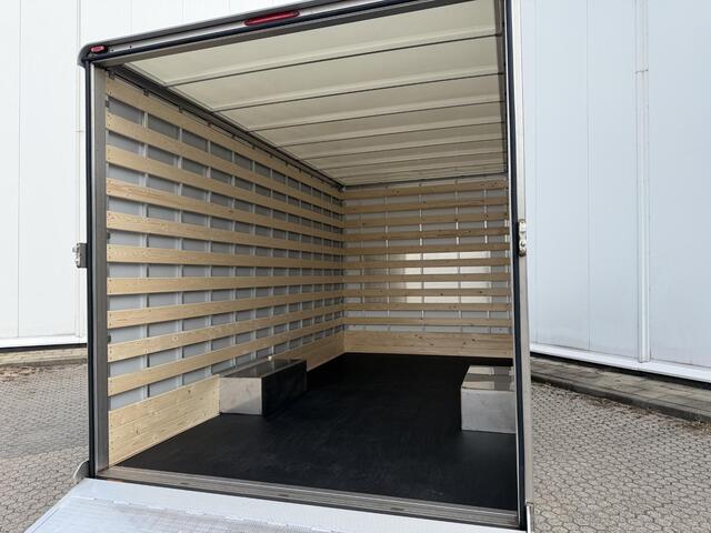 Ford TRANSIT 350 2.0 TDCI L4H1 Trend Bakwagen | Uit voorraad leverbaar | Karhof Gesloten bak + Overloopklep Kenteken 2024 | Bluetooth | Cruise Control | Voorruitverwarming | Laadvermogen 1200KG + |