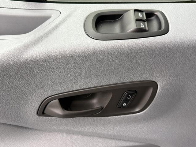 Ford TRANSIT 2.0TDCi 130PK L3H2 Dubbele Cabine | 7-Persoons | Leder | Navigatie | Camera | 2800Kg Trekhaak