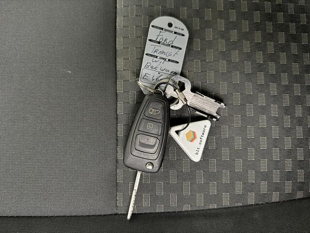 Ford TRANSIT 2.0TDCi 130PK Bakwagen | Laadklep | Euro 6 | Dakspoiler | Airco | Cruise | 3-Zit