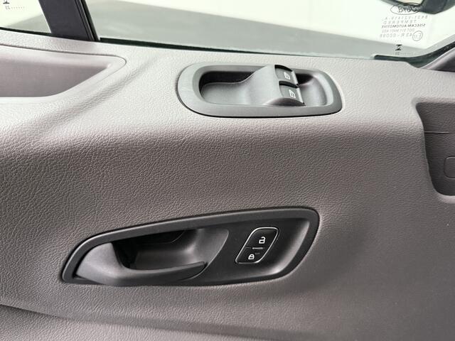 Ford TRANSIT 2.0TDCi 130PK Bakwagen | Laadklep | Euro 6 | Dakspoiler | Airco | Cruise | 3-Zit