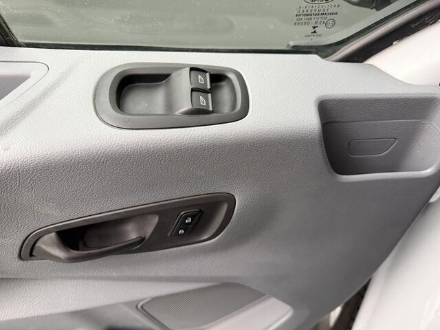 Ford TRANSIT 2.0TDCI 130PK L3H2 Dubbele Cabine | 6-Persoons | Airco | Cruise | Trekhaak 2800Kg