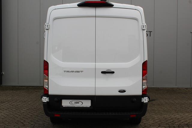 Ford TRANSIT 350 2.0-130pk TDCI L3H2 Trend. Nette bedrijfswagen die u nog jaren van dienst kan zijn ! Volledige fotoreportage volgt na poetsen. Airco, cruise cntrl, camera, pdc v+a, stoel-, spiegel- en voorraamverw., navigatie, telefoonvoorb., boordcomputer, armsteun 