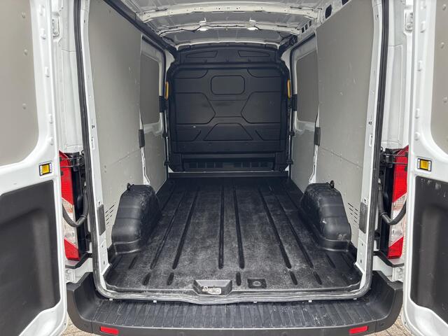Ford TRANSIT 350 2.0 TDCI L2H2 Trend | SCI 130pk | 3 zits | Voorruit verwarming | Cruise control | Parkeersensoren