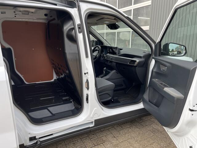 Ford TRANSIT COURIER 1.0 EcoBoost Limited Benzine Automaat Airco Cruise controle Trekhaak 1000kg 2-Persoons Navigatiesysteem Apple carplay Bluetooth Schuifdeur Parkeersensoren voor en achter