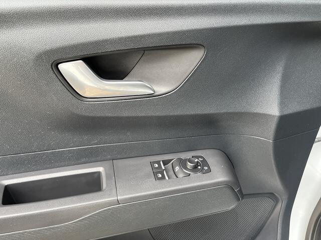 Ford TRANSIT COURIER 1.0 EcoBoost Limited Benzine Automaat Airco Cruise controle Trekhaak 1000kg 2-Persoons Navigatiesysteem Apple carplay Bluetooth Schuifdeur Parkeersensoren voor en achter