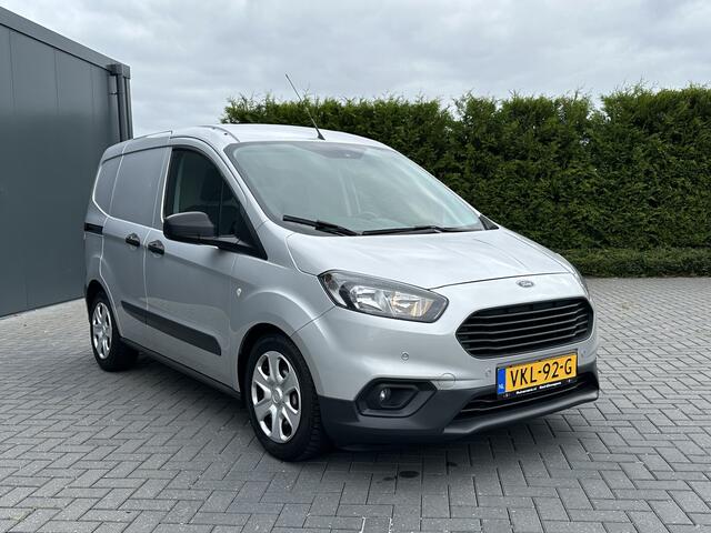 Ford TRANSIT COURIER 1.5 TDCI / 1e EIGENAAR / 21.248 KM ! / AIRCO / STOELVERWARMING / PDC / NAVIGATIE / CARPLAY
