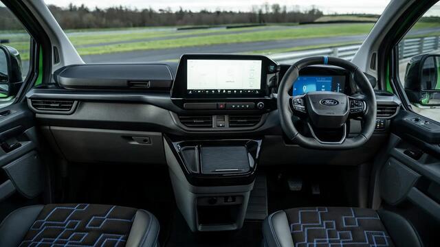 Ford TRANSIT CUSTOM 320 2.5 PHEV L2H1 MS-RT DC 233pk | Dubbele zijschuifdeur | Inklapbare trekhaak | Navigatie systeem | Adaptieve LED koplampen met verblindingsvrij grootlicht | Bekleding zijwand en achterdeuren (volledig)