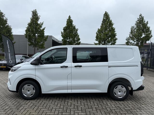 Ford TRANSIT CUSTOM 300 2.0 TDCI | L1 H1 | TREND | DUBBEL CABINE | TREKHAAK | 6-ZITS | CARPLAY | ANDROID AUTO | PARKEERCAMERA | CLIMA | LEDEREN STOELHOEZEN | BETIMMERDE LAADRUIMTE | VOORRUITVERWARMING | 2X ZIJSCHUIFDEUR | CRUISE CONTROL
