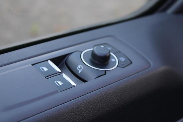 Ford TRANSIT CUSTOM 340 2.5 PHEV L2H1 Limited 233pk | Incl. BTW/BPM | Kombi | Dubbele zijschuifdeur | Privacy Glass | Inklapbare trekhaak | 17 inch lichtmetalen velgen | Driver Assistance Pack Premium | Verwarmbaar stuurwiel