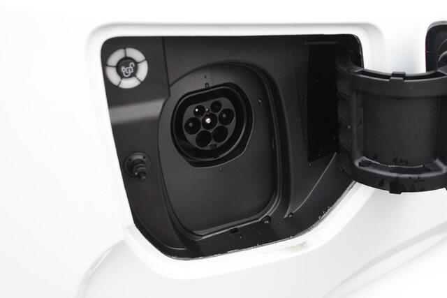 Ford TRANSIT CUSTOM 340 2.5 PHEV L2H1 Trend Kombi | Prijs is incl. BTW incl. BPM | 9- PERSOONS | Excl. BTW incl. BPM kost deze Custom 45.900,- | Navigatie systeem | Privacy Glass | 16 inch lichtmetalen velgen