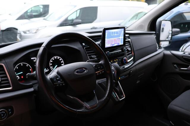 Ford TRANSIT CUSTOM 300 2.0 TDCI L2H1 170 PK Limited DC | B-Xenon | Blind Spot | CarPlay | Camera | Navigatie | Stoelverwarming | Trekhaak | L+R Schuifdeur | PDC V+A | MF Stuur | Dubbel cabine | 5-Zitter | Nieuwe APK | NAP Logisch