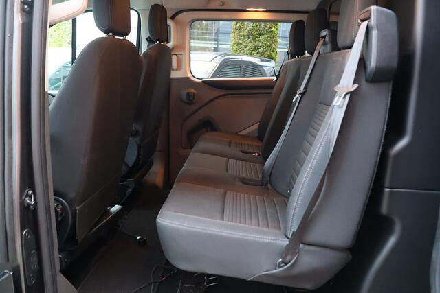 Ford TRANSIT CUSTOM 300 2.0 TDCI L2H1 170 PK Limited DC | B-Xenon | Blind Spot | CarPlay | Camera | Navigatie | Stoelverwarming | Trekhaak | L+R Schuifdeur | PDC V+A | MF Stuur | Dubbel cabine | 5-Zitter | Nieuwe APK | NAP Logisch
