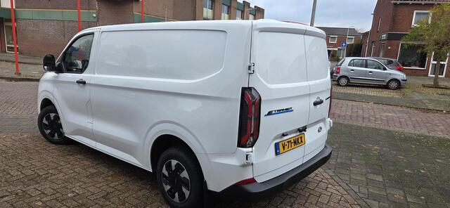 Ford TRANSIT CUSTOM E-Transit 320 L1H1 Trend 65 kWh Direct leverbaar