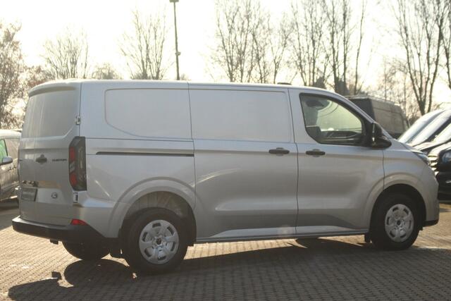 Ford TRANSIT CUSTOM E-Transit 320 L1H1 Trend | 65kWh | 160kW/218pk | Trekgewicht 2300kg | Camera | Carplay/Android | Cruise | Lease 681,- p/m