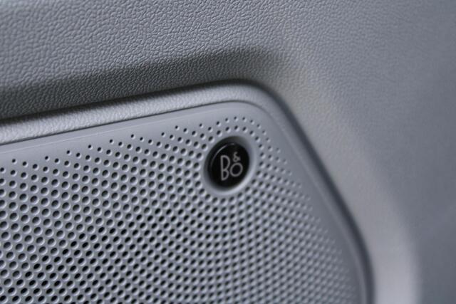 Ford TRANSIT CUSTOM 320 2.5 PHEV L2H1 Sport | SCI | 233pk | Inklapbare trekhaak | 19 inch lichtmetalen Sport velgen (mat zwart) | Verwarmbaar stuurwiel | Navigatie systeem | B&O speakers