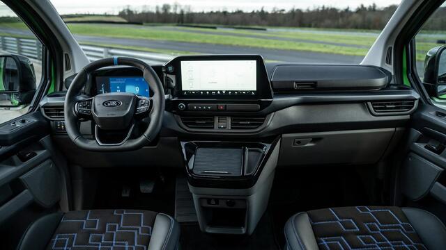 Ford TRANSIT CUSTOM E-Transit 320 L2H1 MS-RT 71 kWh DC 280pk | Ford Voorraad | Dubbele zijschuifdeur | Inklapbare trekhaak | Centrale dubbele vergrendeling | Driver Assistent Pack Ultimate | 2 AGM accus | BEV 3-fase oplaadkabel (mode 3, 32A, 10m) | Adaptieve LED koplampen me