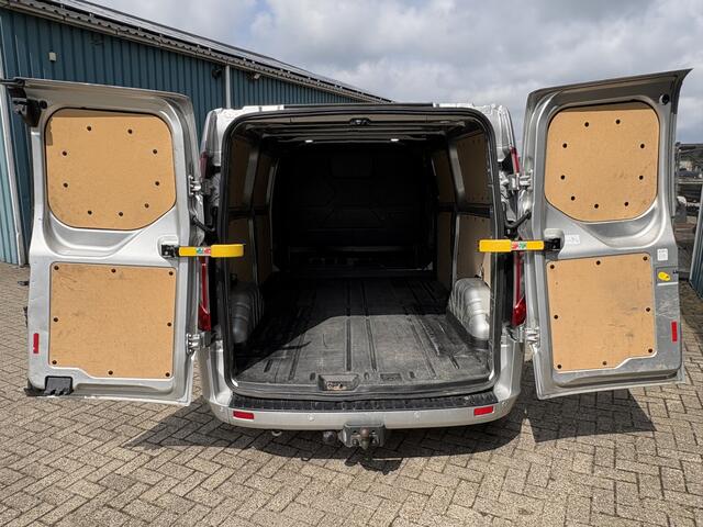 Ford TRANSIT CUSTOM 300 2.0 130Pk TDCI L2H1 Limited / Cruise / Airco / Navi / Trekhaak / Apk t/m 11-10-2026