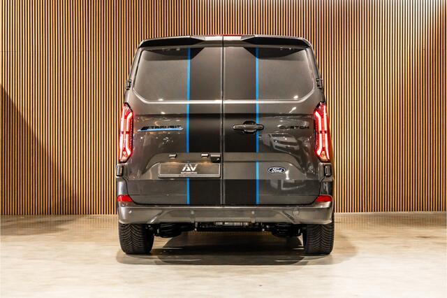 Ford TRANSIT CUSTOM E-Transit 340 L2H1 Sport 65 kWh | 350 KM Range | 360 Camera | Driving Assistant | L+R Schuifdeur | DSS LED | Middenconsole | Navigatie | CarPlay | ACC | Blind Spot | Stuur- en stoelverwarming | Trekhaak | Dakdragers | E-Transit Custom | Zero Emissie