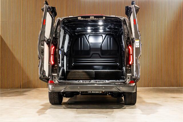 Ford TRANSIT CUSTOM E-Transit 340 L2H1 Sport 65 kWh | 350 KM Range | 360 Camera | Driving Assistant | L+R Schuifdeur | DSS LED | Middenconsole | Navigatie | CarPlay | ACC | Blind Spot | Stuur- en stoelverwarming | Trekhaak | Dakdragers | E-Transit Custom | Zero Emissie