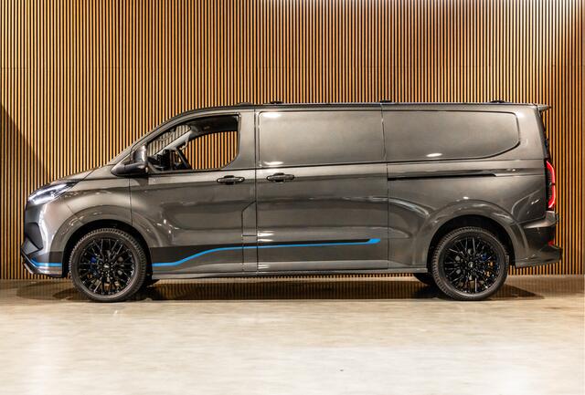 Ford TRANSIT CUSTOM E-Transit 340 L2H1 Sport 65 kWh | 350 KM Range | 360 Camera | Driving Assistant | L+R Schuifdeur | DSS LED | Middenconsole | Navigatie | CarPlay | ACC | Blind Spot | Stuur- en stoelverwarming | Trekhaak | Dakdragers | E-Transit Custom | Zero Emissie