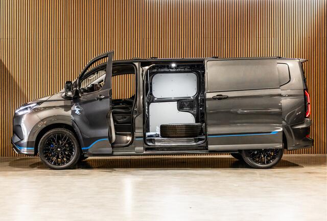 Ford TRANSIT CUSTOM E-Transit 340 L2H1 Sport 65 kWh | 350 KM Range | 360 Camera | Driving Assistant | L+R Schuifdeur | DSS LED | Middenconsole | Navigatie | CarPlay | ACC | Blind Spot | Stuur- en stoelverwarming | Trekhaak | Dakdragers | E-Transit Custom | Zero Emissie