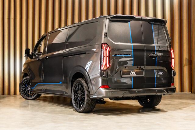 Ford TRANSIT CUSTOM E-Transit 340 L2H1 Sport 65 kWh | 350 KM Range | 360 Camera | Driving Assistant | L+R Schuifdeur | DSS LED | Middenconsole | Navigatie | CarPlay | ACC | Blind Spot | Stuur- en stoelverwarming | Trekhaak | Dakdragers | E-Transit Custom | Zero Emissie