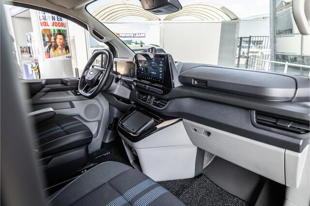 Ford TRANSIT CUSTOM E-Transit 340 L2H1 DC Sport 65 kWh | Dubbel cabine | 350 KM Range | 360 Camera | Driving Assistant | L+R Schuifdeur | DSS LED | Middenconsole | 5-Zitter | Navigatie | CarPlay | ACC | Blind Spot | Stuur- en stoelverwarming | Trekhaak | Dakdragers | E-Trans