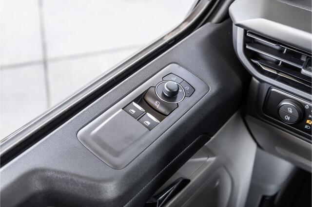 Ford TRANSIT CUSTOM E-Transit 340 L2H1 DC Sport 65 kWh | Dubbel cabine | 350 KM Range | 360 Camera | Driving Assistant | L+R Schuifdeur | DSS LED | Middenconsole | 5-Zitter | Navigatie | CarPlay | ACC | Blind Spot | Stuur- en stoelverwarming | Trekhaak | Dakdragers | E-Trans