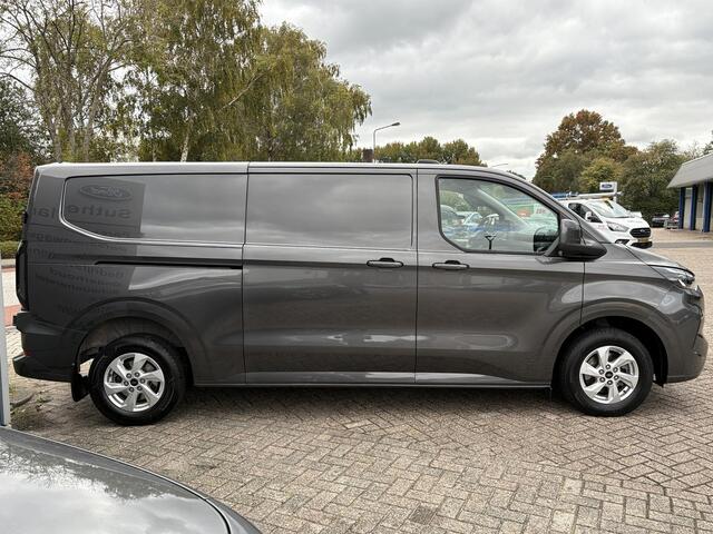 Ford TRANSIT CUSTOM 320 2.0 TDCI L2H1 Limited 136pk | Trekhaak | Stoel- & Stuurwielverwarming | Navigatie | LM Velgen | Doorschuifluik | Passagiersbank |