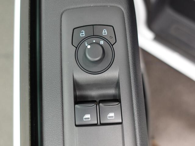 Ford TRANSIT CUSTOM 300 2.0 TDCI L2H1 Automaat Trend NIEUW MODEL! Airco Cruise Control Navigatie Parkeersensoren Camera Carplay/Android Auto