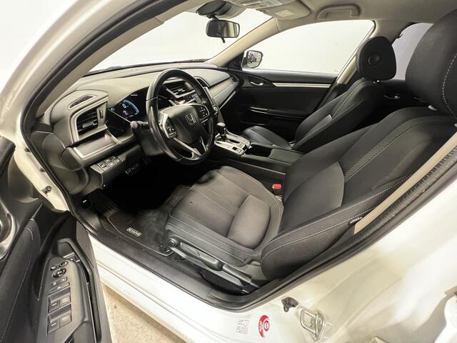 Honda CIVIC 1.5 i-VTEC Comfort | Navigatie | LM Velgen 17" | Voorstoelen Verwarmd | Cruise Control Adaptief | Airco |