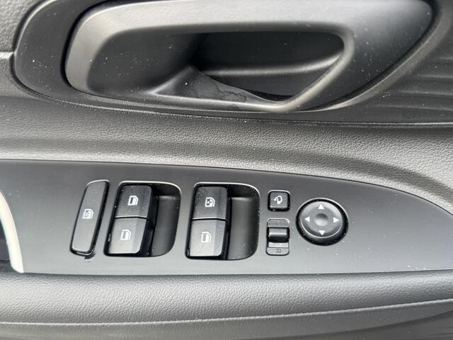 Hyundai Bayon 1.0 T-GDI Comfort Smart / 1e eig / Navigatie / Automaat / Two-Tone Zwart dak / slechts 10.818 km/ apple carplay of android auto/ achteruitrijcamera met parkeersensoren