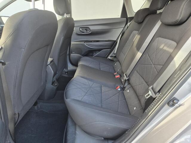 Hyundai Bayon 1.0 T-GDI Premium Handgeschakeld / Trekhaak Afneembaar / Trekgewicht 1110 kg / Achteruitrijcamera / Stuur-, en Stoelverwarming / Cruise control / Keyless Entry/Start / Apple Carplay Android Auto / Climate control /