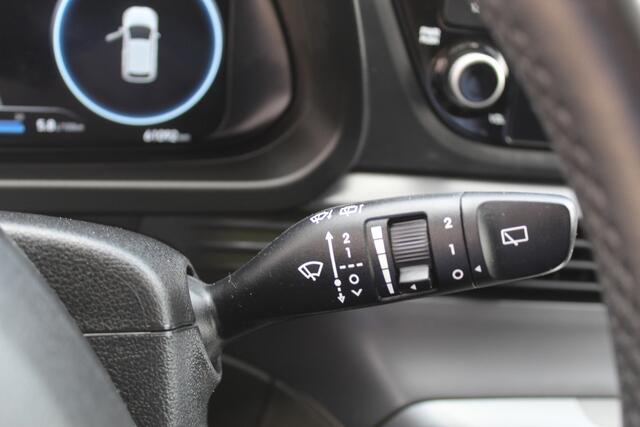 Hyundai Bayon 1.0 T-GDI Premium Sky DAB, extra getint glas achter.