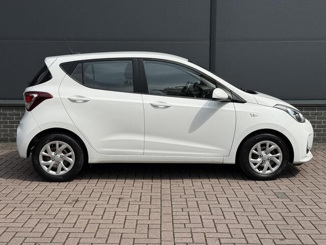 Hyundai I 10 1.0i Comfort+Smart Pack / Navigatie / Parkeersensoren Achter / Cruise / Airco / Eerste Eigenaar /